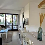 T3 Clim Piscine Chauffee Proche De La Parking Dans Village