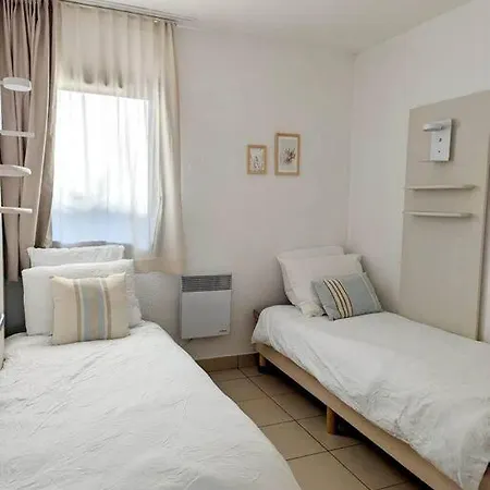 T3 Clim Piscine Chauffee Proche De La Parking Dans Village