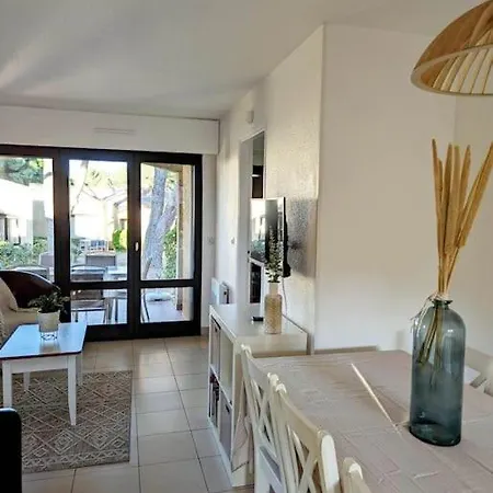 T3 Clim Piscine Chauffee Proche De La Parking Dans Village