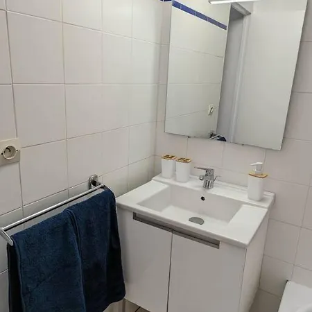 T3 Clim Piscine Chauffee Proche De La Parking Dans Village Agde