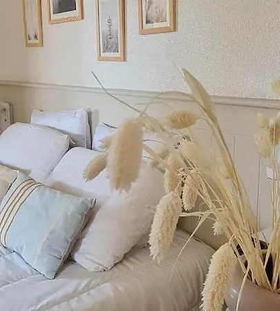 T3 Clim Piscine Chauffee Proche De La Parking Dans Village