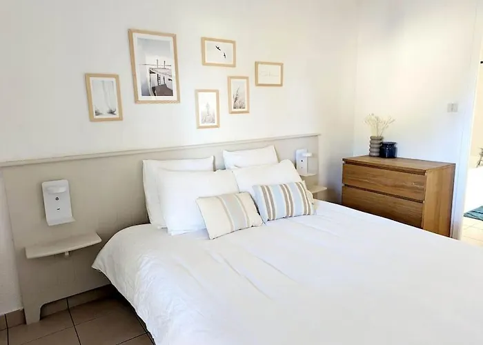 T3 Clim Piscine Chauffée Proche De La Parking Dans Village