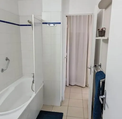 Lägenhet T3 Clim Piscine Chauffee Proche De La Parking Dans Village *