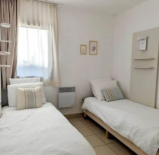 T3 Clim Piscine Chauffée Proche De La Parking Dans Village