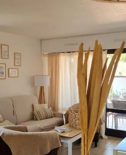 T3 Clim Piscine Chauffée Proche De La Parking Dans Village *